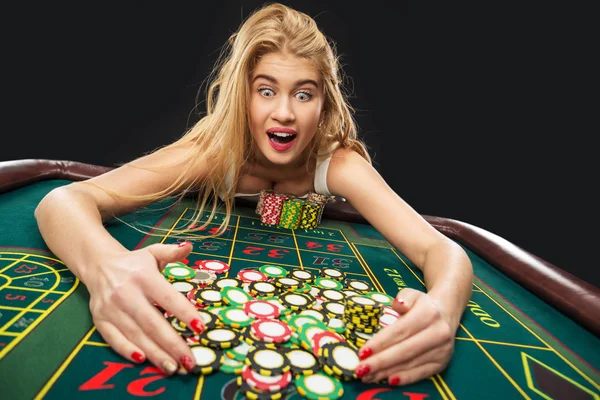 Jóvenes mujeres guapas jugando ruleta gana en el casino — Foto de Stock