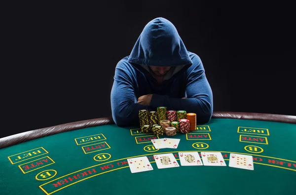 Porträtt av en professionell pokerspelare som sitter vid Poker bord — Stockfoto