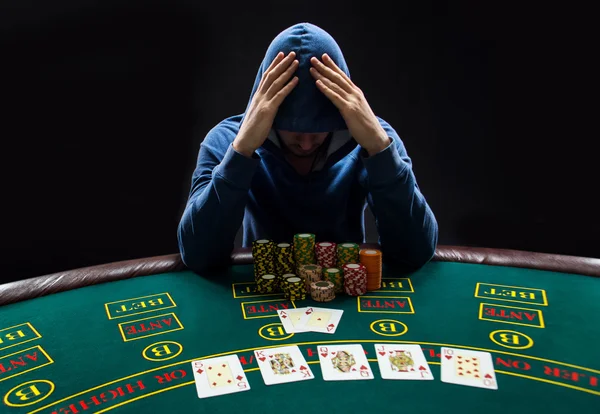 Portrét profesionální pokerový hráč, sedící u stolu pohrabáče — Stock fotografie