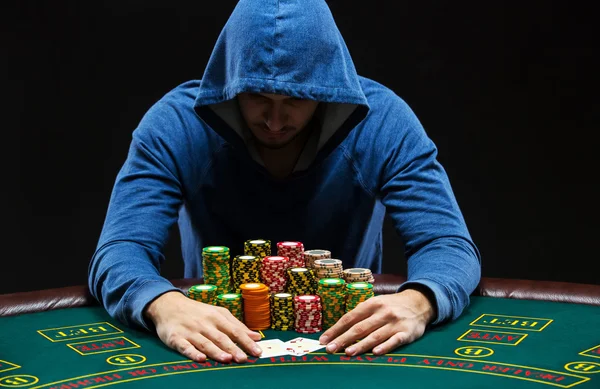 Retrato de un jugador de póquer profesional sentado en la mesa de poker — Foto de Stock