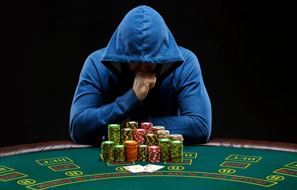 Porträtt av en professionell pokerspelare som sitter vid Poker bord — Stockfoto