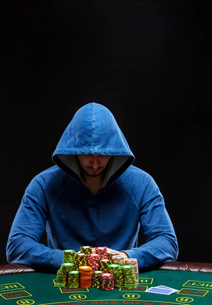 Jugador de poker tomando fichas de poker después de ganar — Foto de Stock