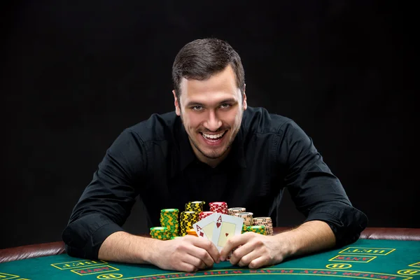 Glad pokerspelare vinna och hålla ett par ess — Stockfoto