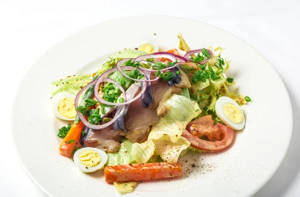 Salada com peixe cavala, abobrinha, alface, cenoura e molho cremoso — Fotografia de Stock