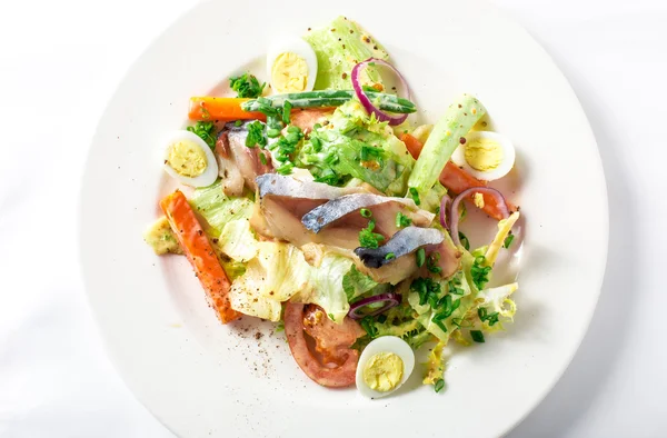 Sallad med makrill fisk, zucchini, sallat, morötter och krämig dressing — Stockfoto