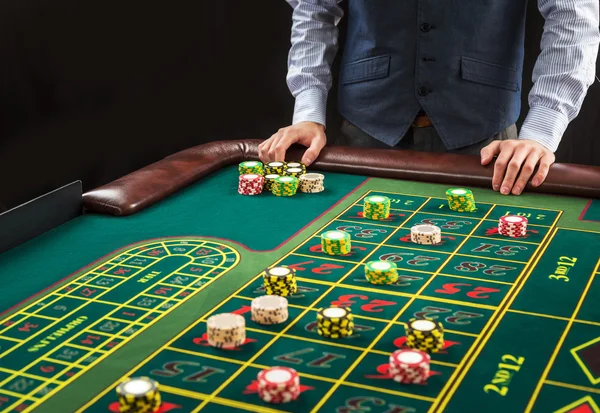사진의 녹색 테이블과 칩 도박. — 스톡 사진