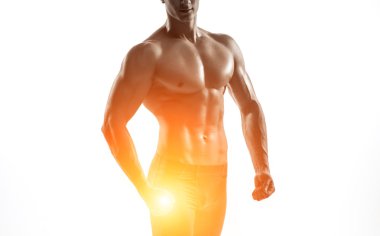 Poz, gösterilen mükemmel abs, houlders, pazı, triceps, göğüs vücut geliştirmeci adam