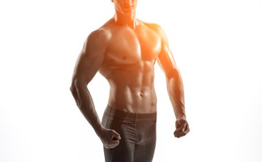 Poz, gösterilen mükemmel abs, houlders, pazı, triceps, göğüs vücut geliştirmeci adam