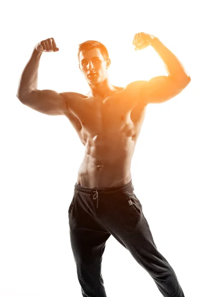 Uomo muscolare posa, flettendo i bicipiti, mostrando corpo perfetto . — Foto Stock