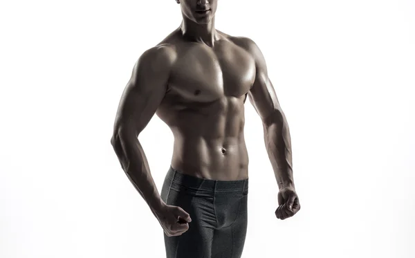 Bodybuilder homme posant, montrant abdos parfaits, épaules, biceps, triceps, poitrine — Photo