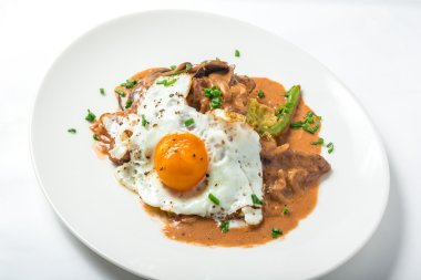 Yabani havuç püresi, kuşkonmaz, yumurta ve miso mantar soslu dana eti