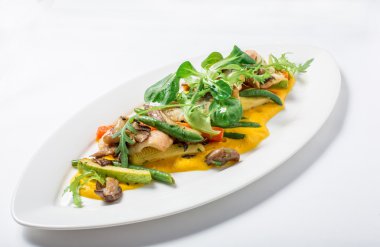 Fırında Balık Kral küçük sebze ve sos ile. Yakın çekim