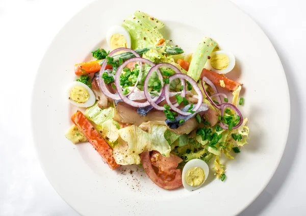 Salada com peixe cavala, abobrinha, alface, cenoura e molho cremoso — Fotografia de Stock