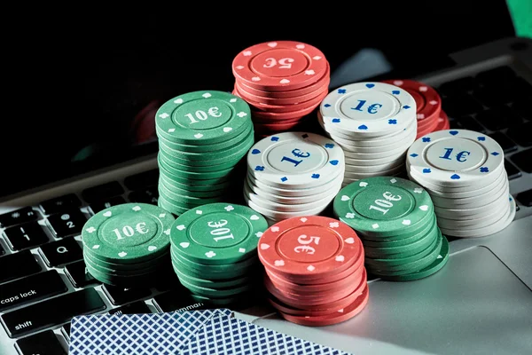 Conceito De Layout De Casino Online Jogar Cartões Dados Chips. Jogador De  Pôquer Online Joga Futebol. Jogo De Vegas Imagem de Stock - Imagem de  jogos, basquete: 272026043