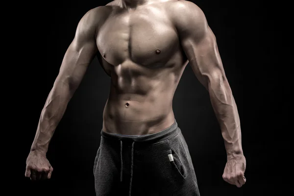 Primer plano del torso modelo hombre posando mostrando el cuerpo perfecto — Foto de Stock