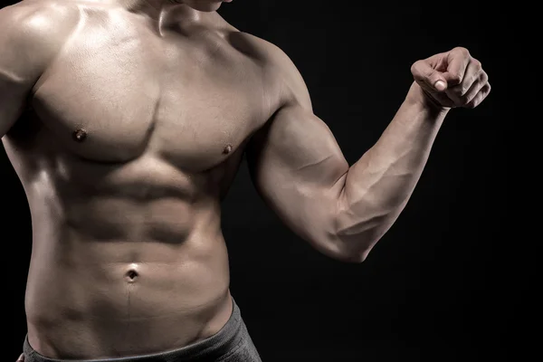 Primer plano del hombre flexionando mostrando sus tríceps, músculos del bíceps —  Fotos de Stock