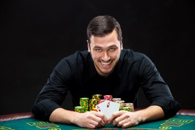 Kazanan ve elinde as tutan mutlu poker oyuncusu