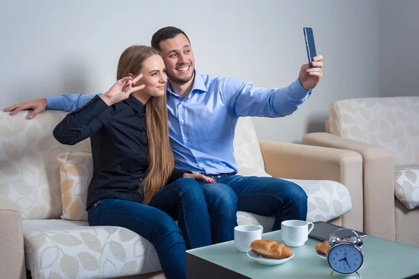 Hermoso joven hombre y mujer haciendo selfie con cámara de teléfono — Foto de Stock