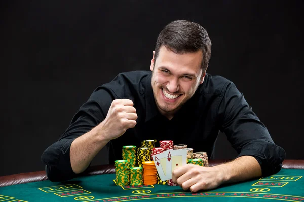 Glad pokerspelare vinna och hålla ett par ess — Stockfoto