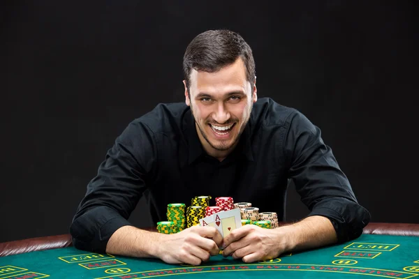 Glad pokerspelare vinna och hålla ett par ess — Stockfoto