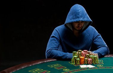 Poker oyuncusu da iki as arada arıyorum. Portre