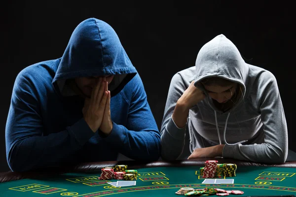 Två professionella pokerspelare sitter vid ett bord — Stockfoto