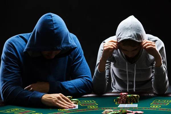 Dos jugadores de póquer profesionales sentados en una mesa — Foto de Stock