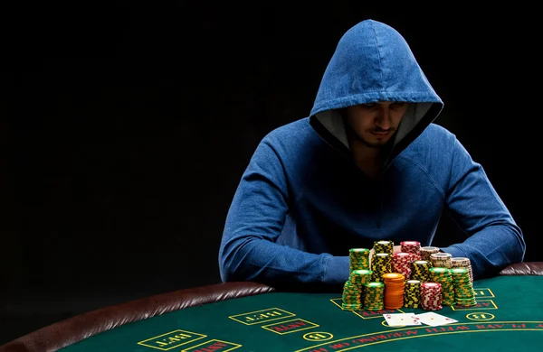 Παίκτης του πόκερ που ψάχνει στο συνδυασμό δύο άσους. Κινηματογράφηση σε πρώτο πλάνο — Φωτογραφία Αρχείου