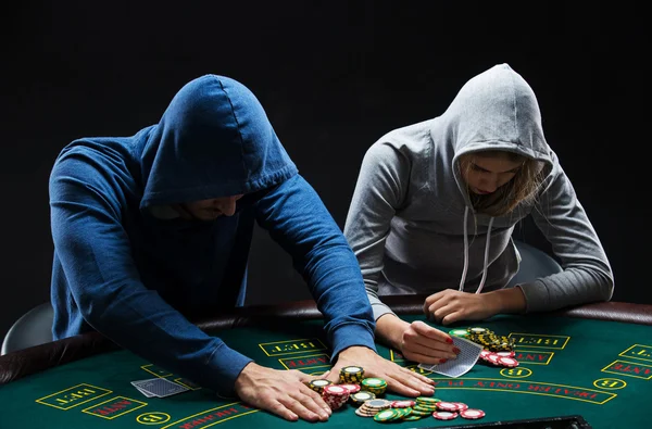 Pokerspelare sitter vid pokerbordet och gått all-in — Stockfoto