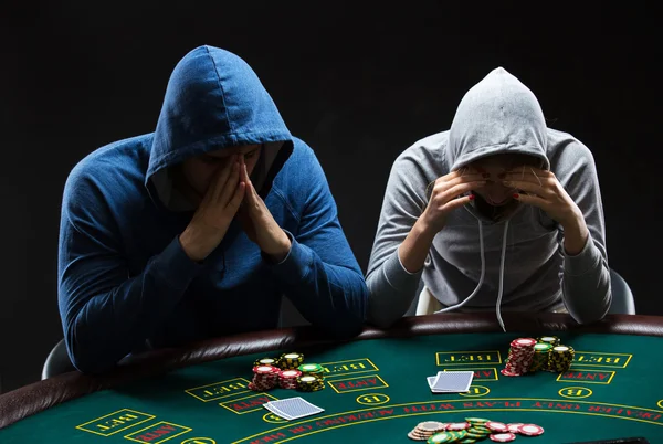 Två professionella pokerspelare sitter vid ett bord — Stockfoto