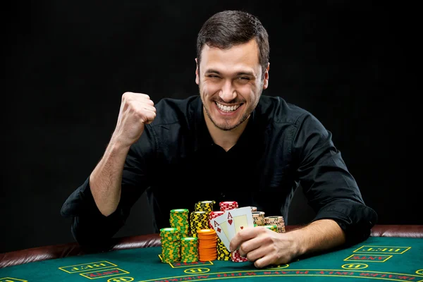 Glücklicher Pokerspieler, der gewinnt und ein Paar Asse hält — Stockfoto