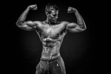 Fitness adam modeli gövde poz ve mükemmel vücut gösterilen