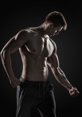 Güçlü adam mükemmel abs, houlders, pazı, triceps ve göğüs gösterilen