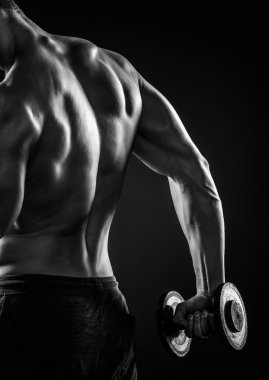 Halter, dikiz kas fitness adam. Yakın çekim