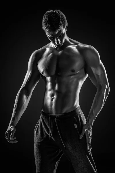 Poz ve onun mükemmel boddy gösterilen sportif sağlıklı adam — Stok fotoğraf