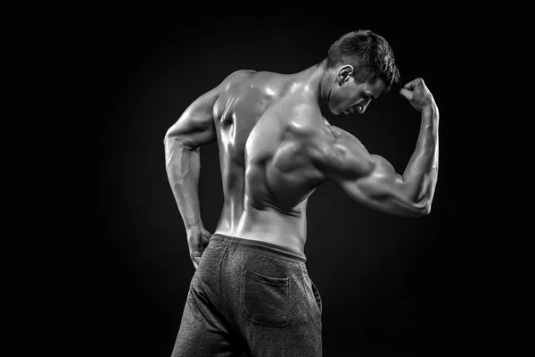 Healthy muscular man on showing perfect biceps, triceps, rear vi — Stockfoto