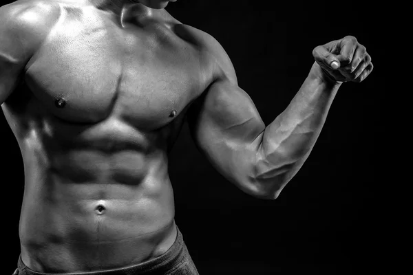 Primer plano del hombre flexionando mostrando sus tríceps, músculos del bíceps — Foto de Stock