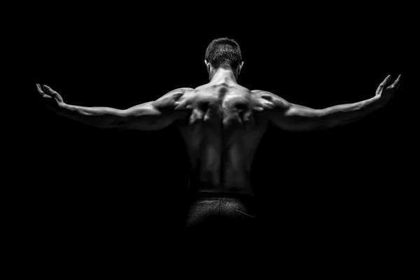 Bakifrån av muskulös man med armarna utsträckta — Stockfoto