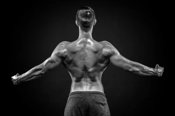 Visão traseira do homem musculoso com os braços estendidos — Fotografia de Stock