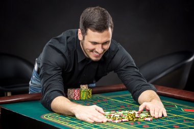 Genç yakışıklı oynarken rulet Casino kazanır