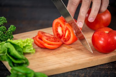 Erkek kesme sebze salatası için eller