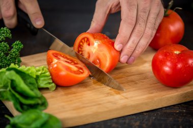 Erkek kesme sebze salatası için eller