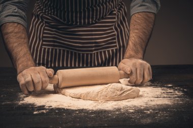 Erkek el hamur yoğurmak.