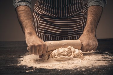 Erkek el hamur yoğurmak.