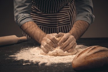 Erkek el hamur yoğurmak.