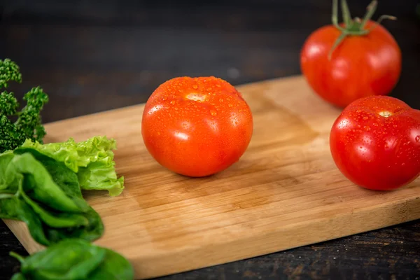 Taglio verdure per insalata — Foto Stock