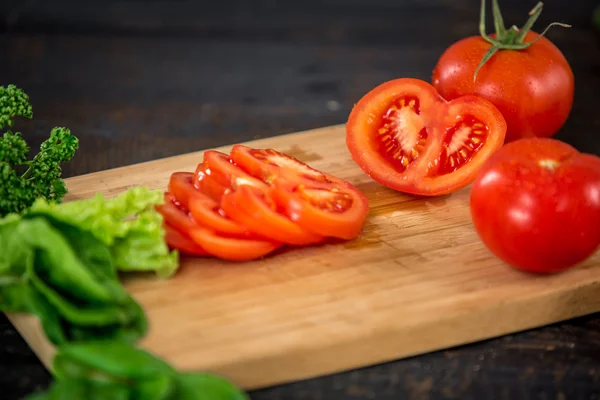 Taglio verdure per insalata — Foto Stock