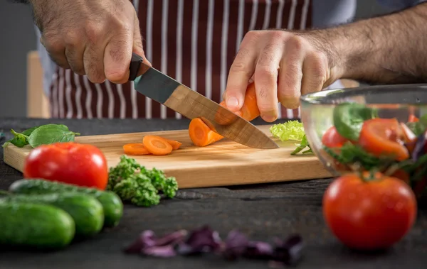 Manos masculinas cortando verduras para ensalada — Foto de Stock