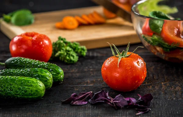 Mani maschili che tagliano verdure per insalata — Foto Stock