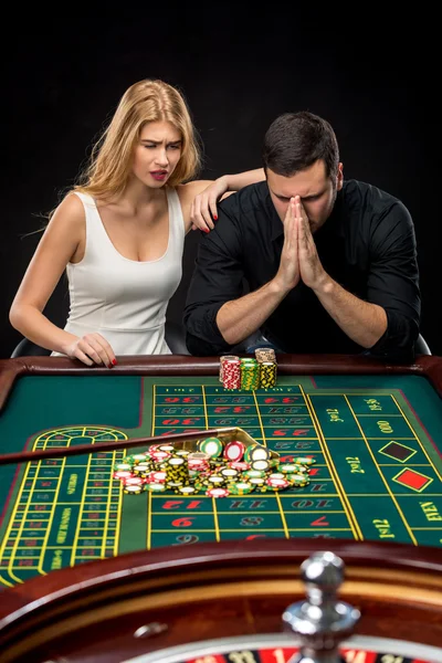 Hombres con mujeres jugando ruleta en el casino . — Foto de Stock